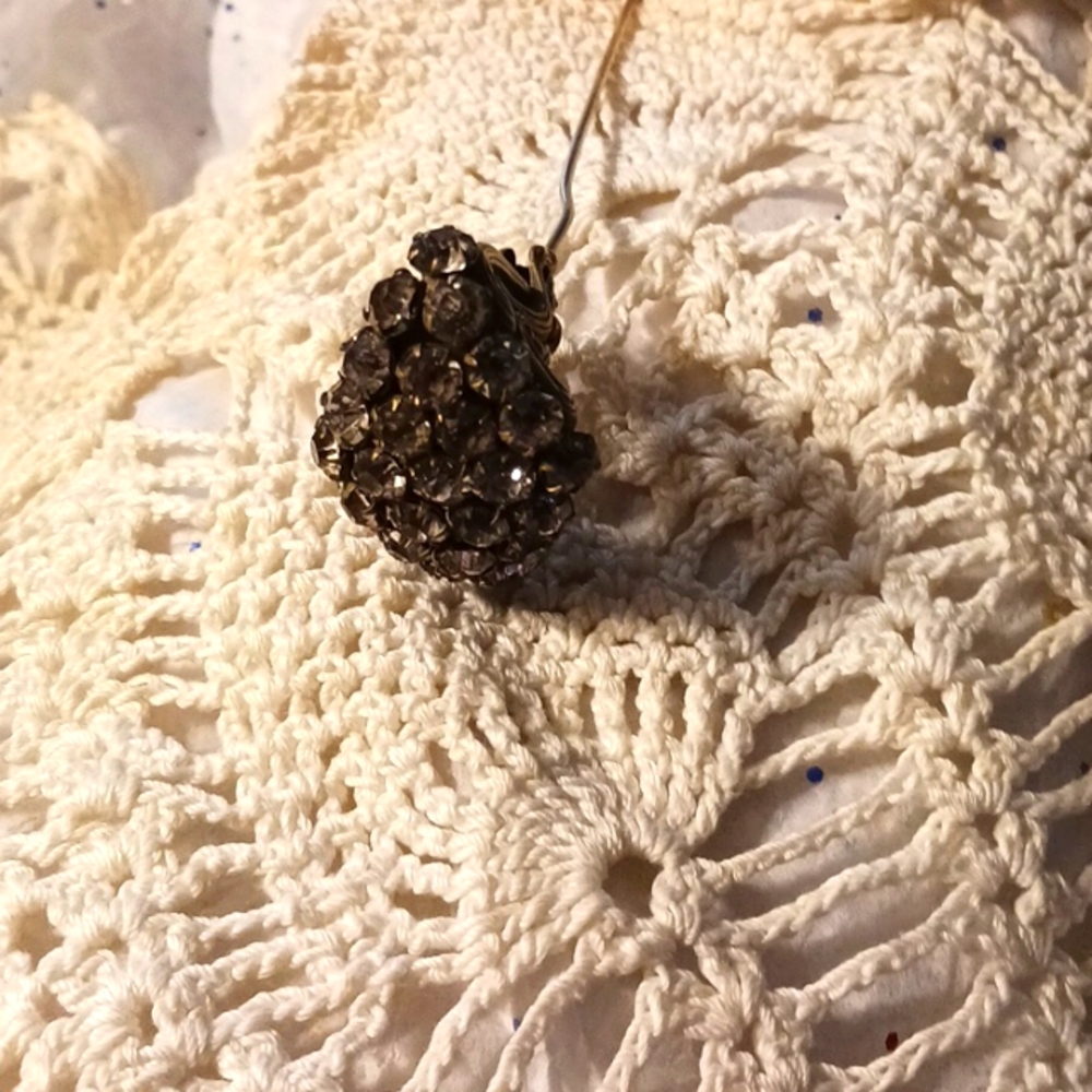 Vintage rhinestone hat 📌 pin